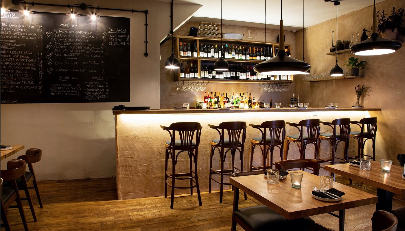A neighbourhood London bar at service